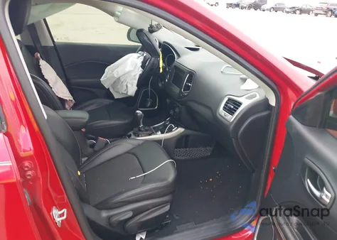 2019 Jeep Compass Latitude 4X4 z USA, uszkodzony, nr VIN 3C4NJDBB3KT597014